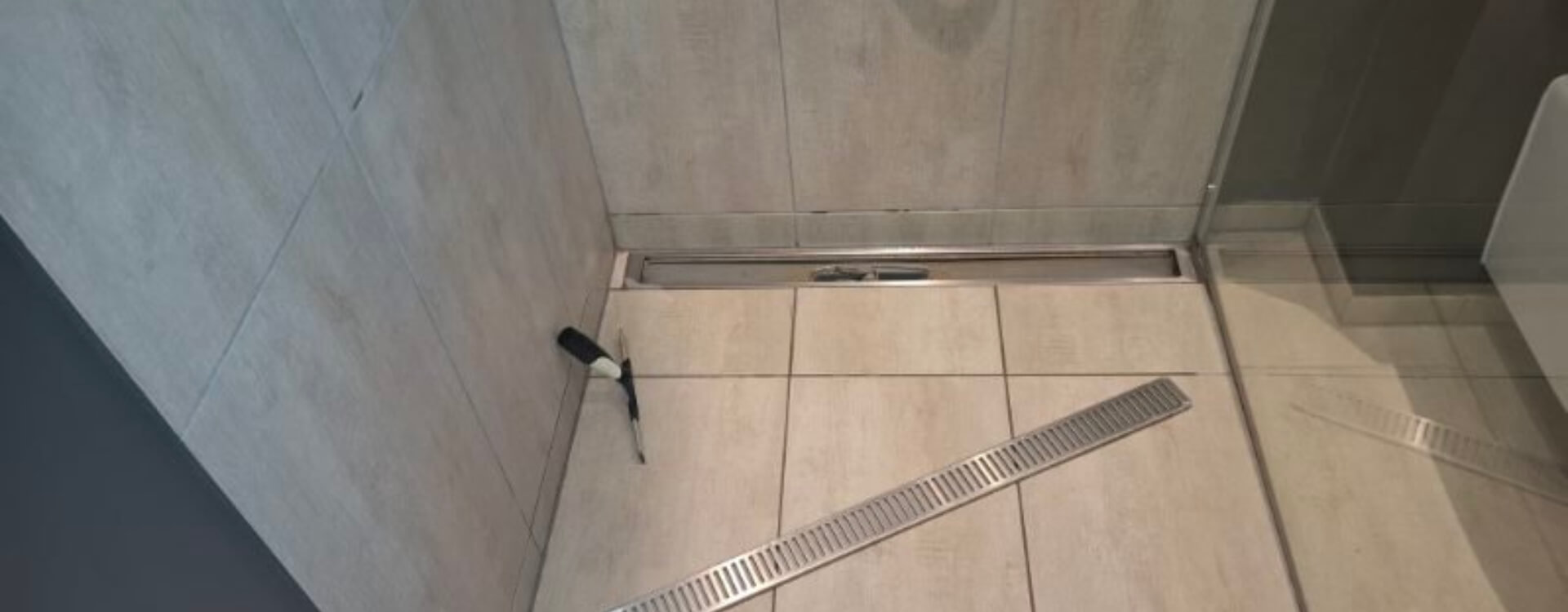 Rengøring af badefaciliteter i virksomhed i Kolding