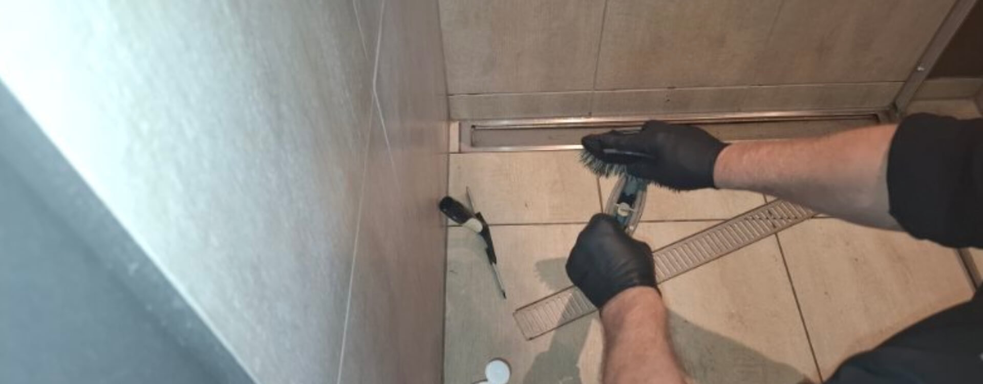 Rengøring af badefaciliteter i virksomhed i odense